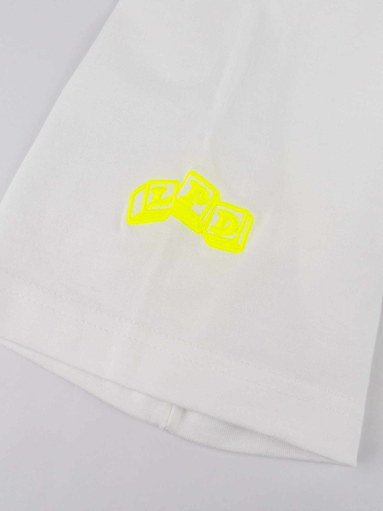 刺繍Ｔシャツ ＬＡＺＹ ＰＩＺＺＡ ＤＥＬＩＶＥＲＹ ＮＥＯＮ Ｍ